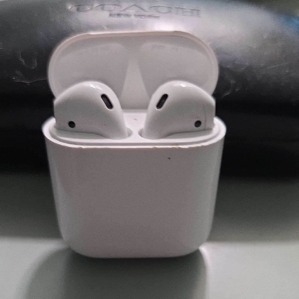 2nd Gen Apple Airpods
